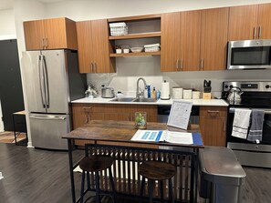 Kylskåp, mikrovågsugn, ugn och spishäll