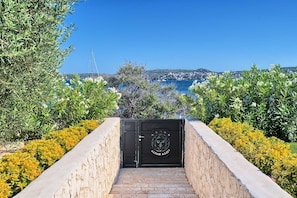 Property grounds - Villa Marvel on the Sea - luxurious villa by MyWaycation (Seget Donji)
