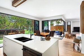 Fridge, microwave, oven, stovetop - Oceanic-Pet Friendly townhouse 8min to Mooloolaba (Warana)