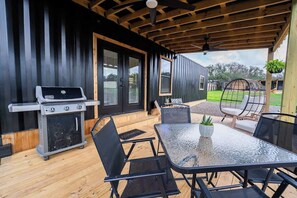 Outdoor dining - Contained In Gruene *Midnight* Spa/Outdoor Shower (New Braunfels)