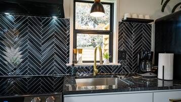 Four à micro-ondes, un four, surface de cuisson