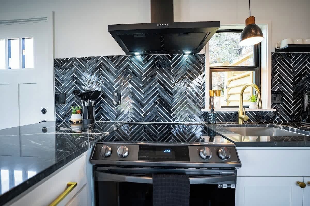 冷蔵庫、電子レンジ、オーブン、コンロ