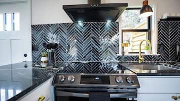 Een koelkast, een magnetron, een oven, een kookplaat