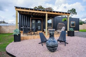 Outdoor dining - Contained In Gruene *Midnight* Spa/Outdoor Shower (New Braunfels)