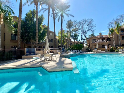 Unwind w/ King bed, pool, hot tub & free parking