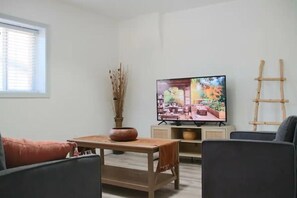 Smart-TV, bøker og stereoanlegg