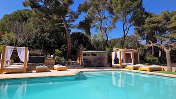 Piscine extérieure (ouverte en saison)