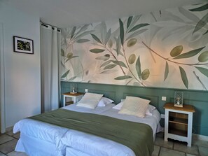 Espacio para trabajar con laptop y cortinas blackout 