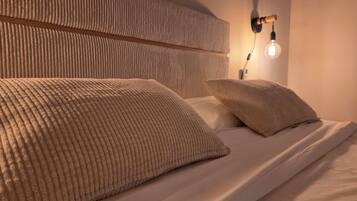 Room (Le tournesol) | Laptop workspace, blackout curtains, soundproofing, free WiFi