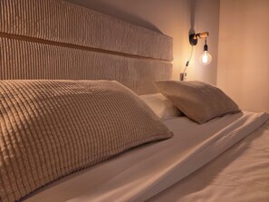 Room (Le tournesol) | Ruang kerja komputer riba, langsir/tirai gelap terus, kalis bunyi 