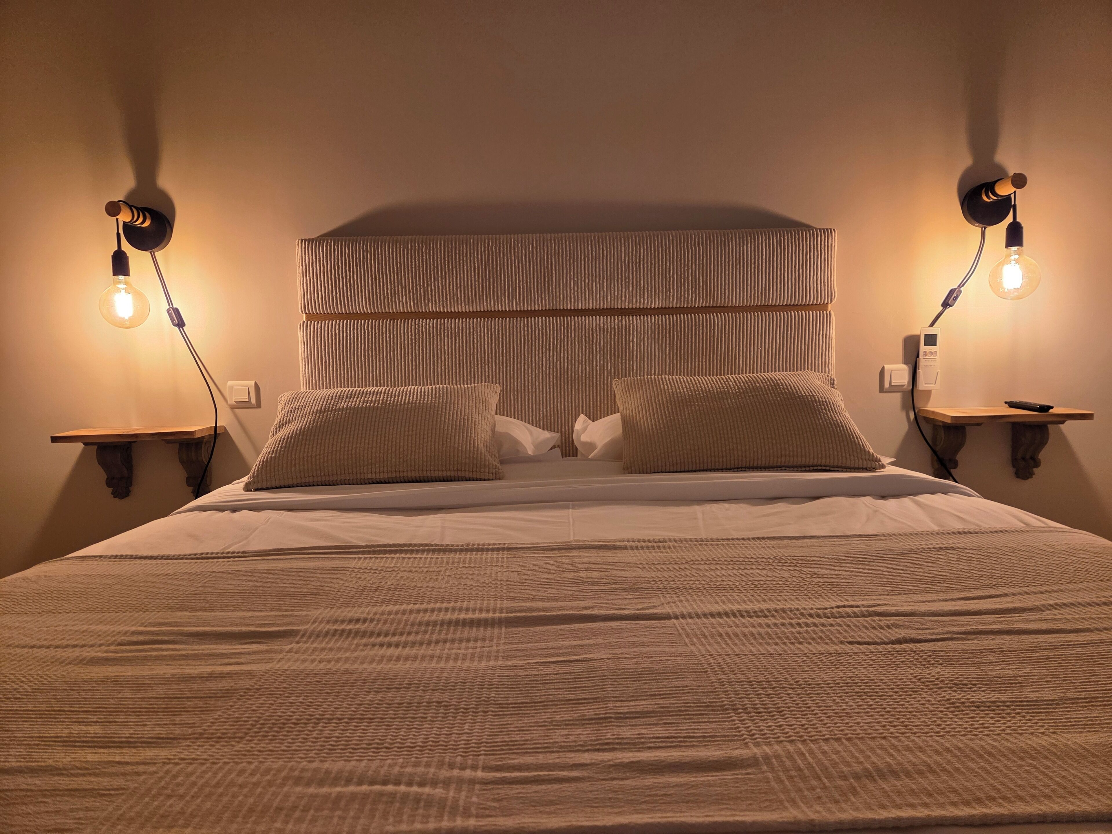 Room (Le tournesol) | Ruang kerja komputer riba, langsir/tirai gelap terus, kalis bunyi 