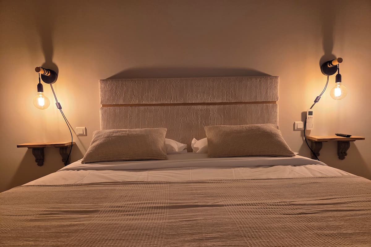 Quarto (Le tournesol) | Espaço de trabalho para notebook, cortinas blackout