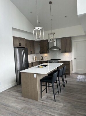 Fridge, microwave, oven, stovetop - Happy Valley penthouse 3 bed chalet, ski in and out, pet friendly (Beaverdell)