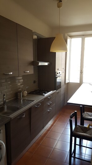 Frigorifero, forno, piano cottura, lavastoviglie