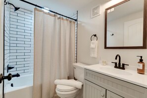 Een haardroger, handdoeken