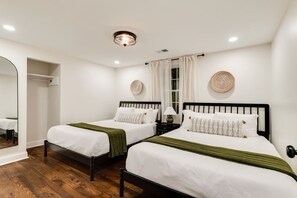 3 slaapkamers, een strijkplank/strijkijzer, reisbedje, wifi