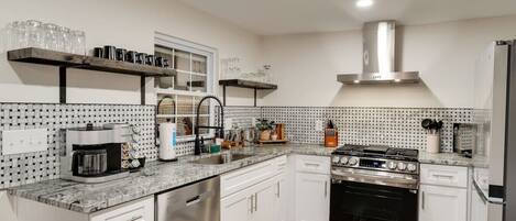 冷蔵庫、電子レンジ、オーブン、コンロ