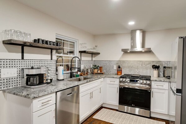 冷蔵庫、電子レンジ、オーブン、コンロ