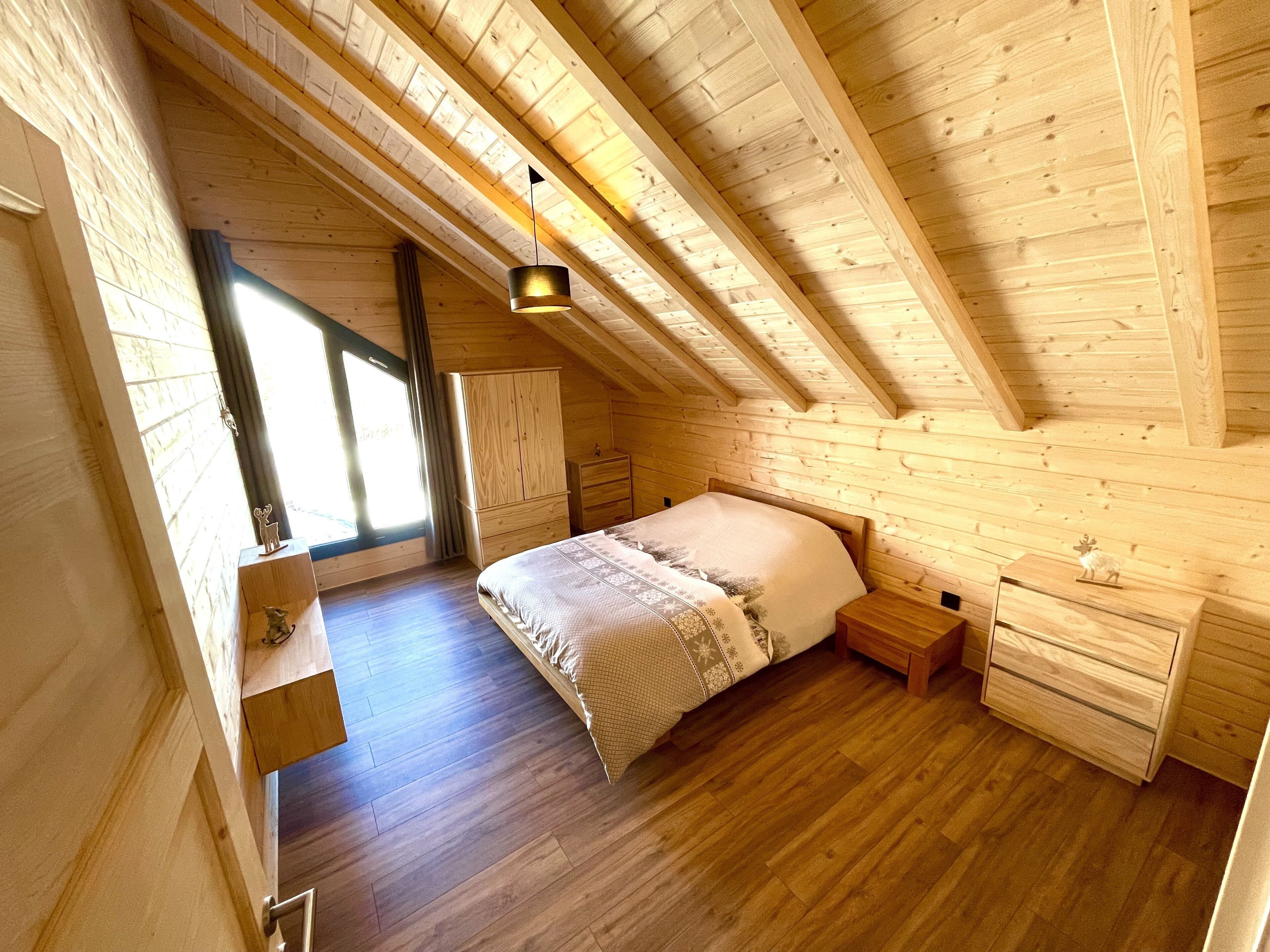 5 camere, una scrivania, ferro/asse da stiro, Wi-Fi gratuito