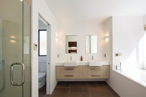 Douche, articles de toilette écologiques, sèche-cheveux