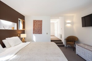 3 bedrooms, desk, iron/ironing board, travel cot - Lakeview Paradise: 3BR, Hot Tub, BBQ, Garden (Queenstown)