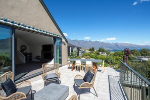 Outdoor dining - Lakeview Paradise: 3BR, Hot Tub, BBQ, Garden (Queenstown)
