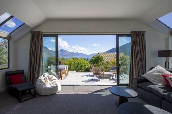 Smart-tv och eldstad