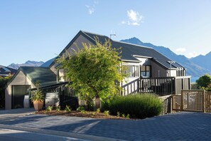 Exterior - Lakeview Paradise: 3BR, Hot Tub, BBQ, Garden (Queenstown)