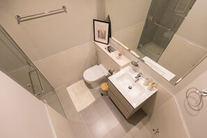 Secador de pelo, toallas, jabón, papel higiénico