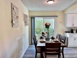 Dining - Jie’s Choice Family Spacious 3b2b 15 mins to DT².

 (Alhambra)