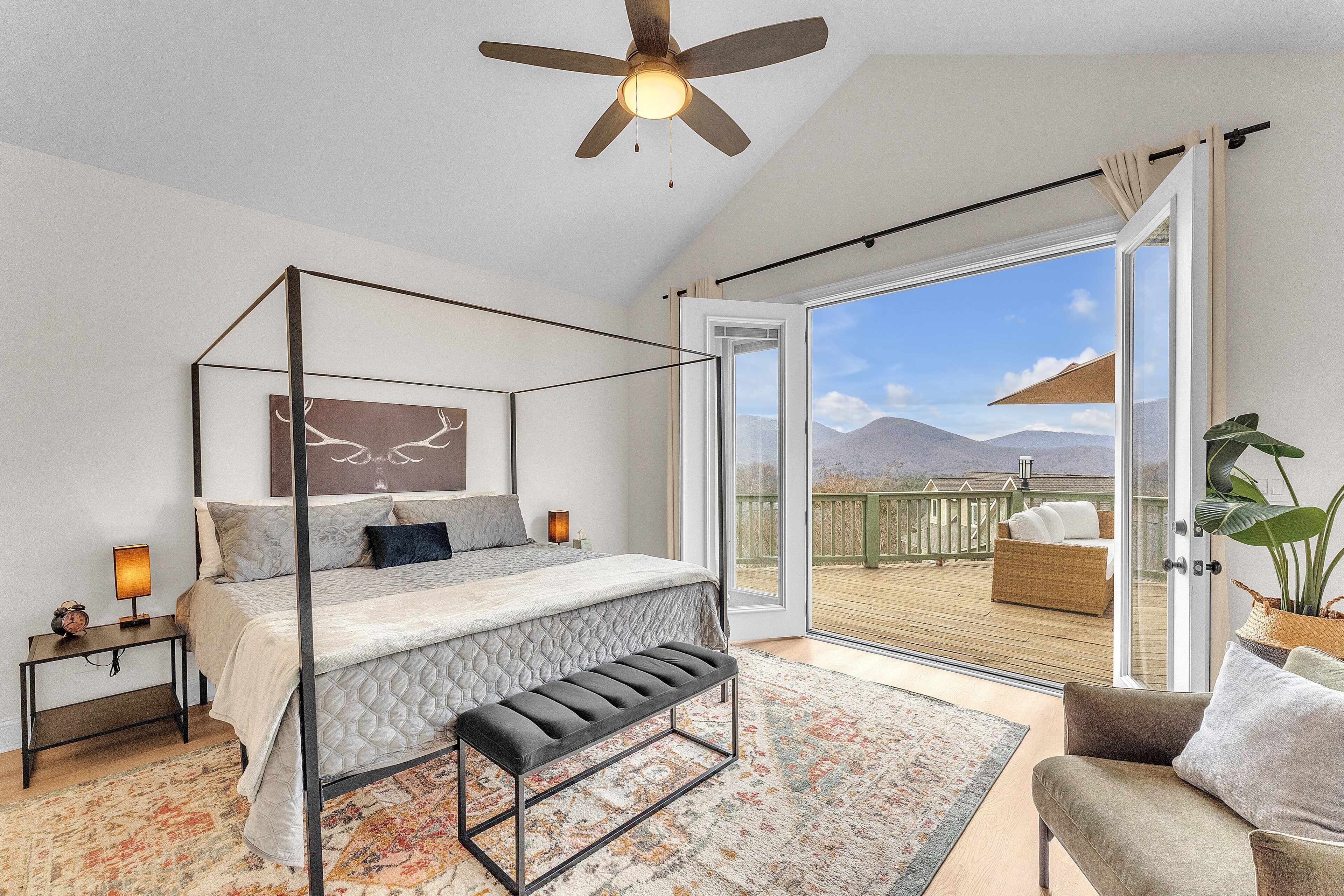 7 soverom, skrivebord, strykejern/-brett og reiseseng for barn