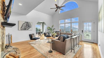 Älytelevisio, takka, videopelejä, pöytäjalkapallopöytä