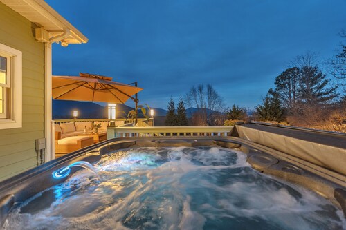 7br Asheville Mansion, Views, Pool, Full Spa, Hot Tub, Gameroom - close to DownT