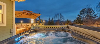 7br Asheville Mansion, Views, Pool, Full Spa, Hot Tub, Gameroom - close to DownT