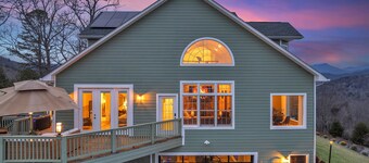 7br Asheville Mansion, Views, Pool, Full Spa, Hot Tub, Gameroom - close to DownT