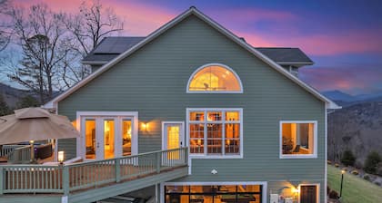 7br Asheville Mansion, Views, Pool, Full Spa, Hot Tub, Gameroom - close to DownT