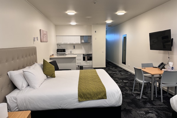 Deluxe Studio | 1 bilik tidur, dilengkapkan perabot secara berasingan, meja