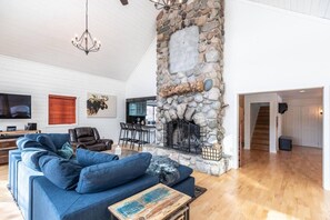 Fernseher, Kamin, Tischfußball