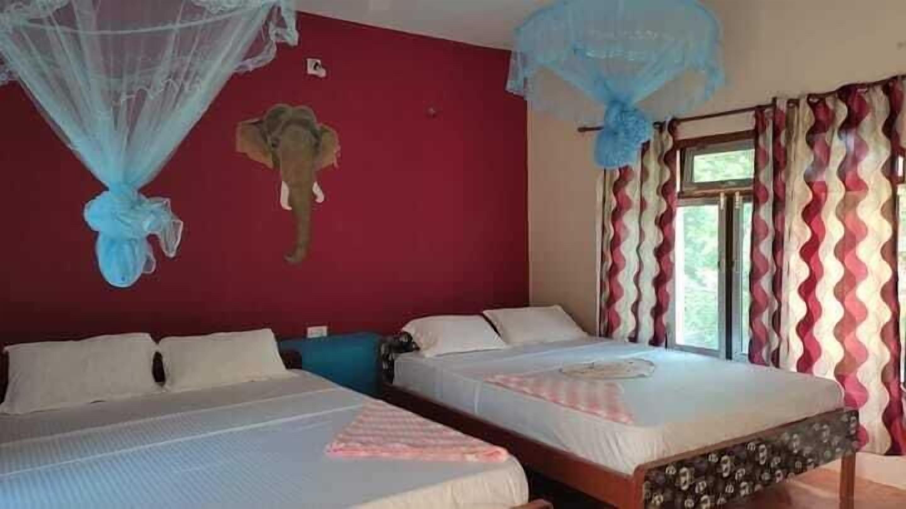 Kamar Double atau Twin Klasik | Meja kerja dan kedap suara