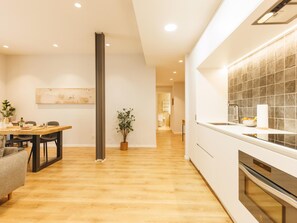 Fridge, microwave, oven, dishwasher - Ferreries Velles 1 - Holiday Apartment Girona | Bravissimo (Girona)