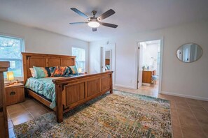 4 bedrooms, iron/ironing board, travel crib, WiFi - Gruene Game Haus! *Arcade* Racing Sim/Nerf Room (New Braunfels)