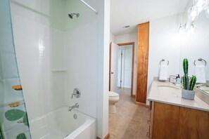 Shower, hair dryer, towels - Gruene Game Haus! *Arcade* Racing Sim/Nerf Room (New Braunfels)