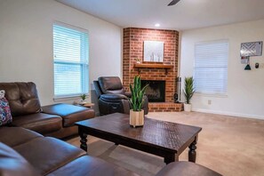 TV, fireplace, video games, offices - Gruene Game Haus! *Arcade* Racing Sim/Nerf Room (New Braunfels)