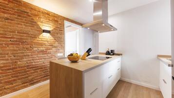 Een koelkast, een magnetron, een oven, een vaatwasser