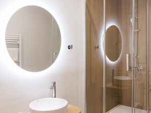 Douche, sèche-cheveux, serviettes fournies