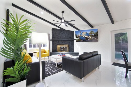 Moxy Luxe - Charming 4-bedroom house with AC and WiFi in delightful Casselberry