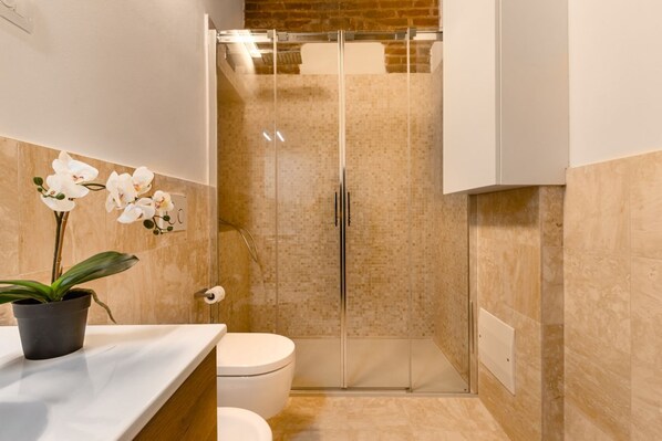 Shower, hair dryer, bidet, towels - Veronetta The Cellar (Verona)