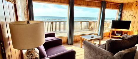 Smart TV, lareira, livros