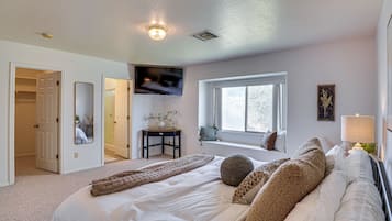 3 bedrooms, desk, iron/ironing board, internet