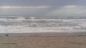 A beach with waves crashing onto the shore. - AramoVerde
Tuscan house in the heart of green hills in a medieval village (Aramo)